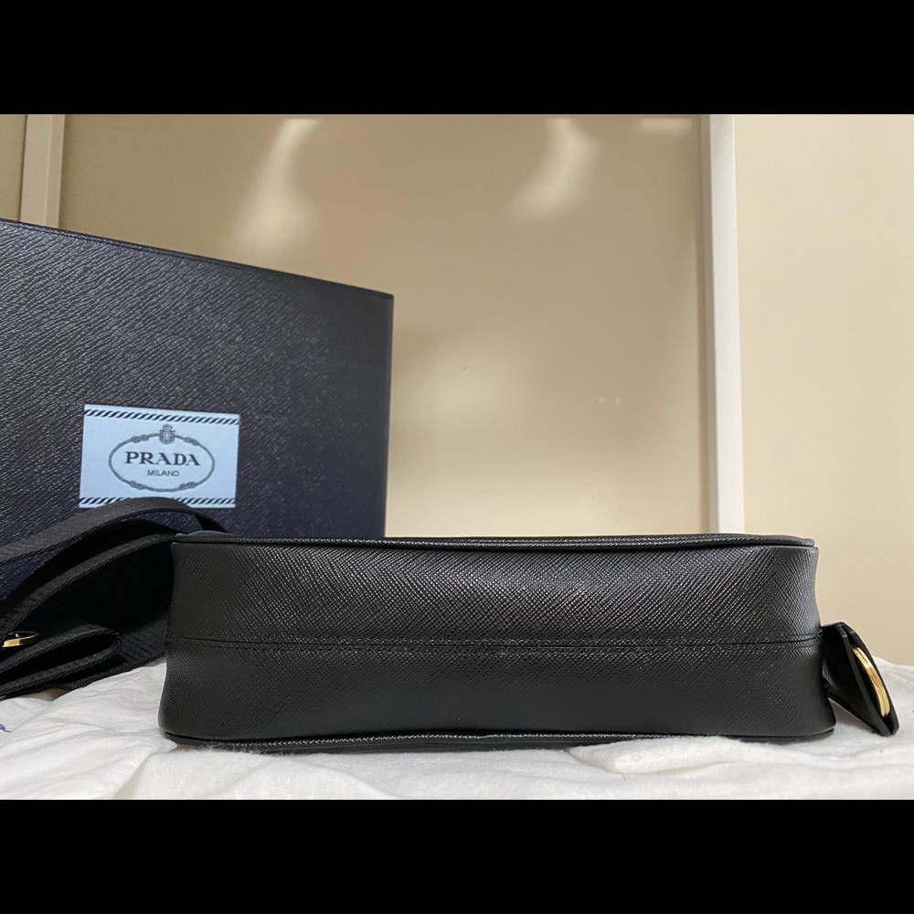 ❌SOLD❌ PRADA RE-EDITION 2005 Saffiano Leather - Picture 9 of 13